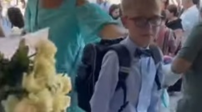 Ни капли радости: в сети показали видео с маленьким мальчиком на линейке в Киеве