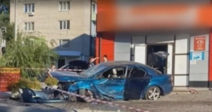 Даже не тормозила: в Кировоградской области авто снесло мать троих детей на тротуаре и остановилось в стене (видео)
