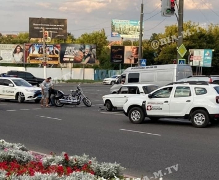 В Мелитополе на оживленном перекрестке ВАЗ не разъехался с мотоциклом (фото, видео)