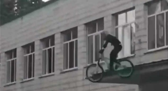 В Киеве подросток спрыгнул на велосипеде с крыши школы и попал на видео