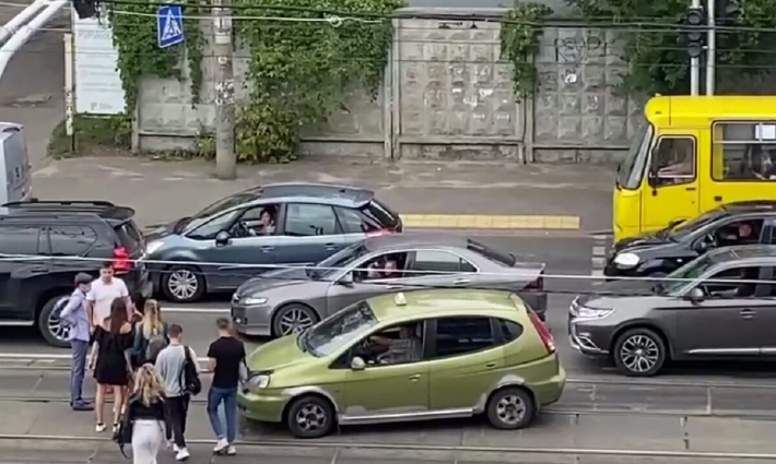 "Летел" по трамвайным путям: в Киеве таксист сбил школьника на переходе (видео)