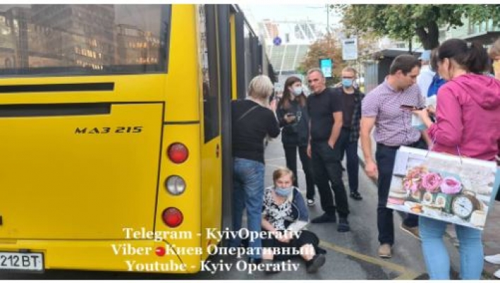 Зажал дверью и протянул по дороге: в Киеве маршрутчик едва не покалечил пожилую женщину, фото