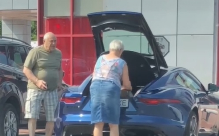Пара украинских пенсионеров на спорткаре Jaguar взорвала TikTok: видео