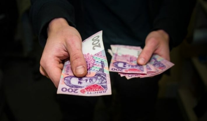 В Мелитополе мужчина меняет деньги "с наваром" - обмануты десятки людей (фото)