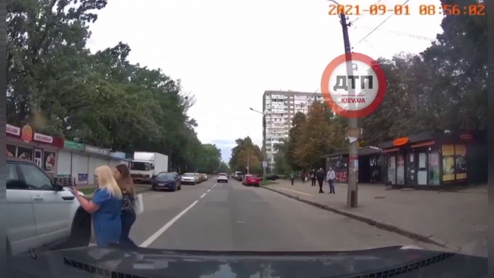Сильно спешил: в Киеве водитель едва не сбил людей на пешеходном переходе, видео