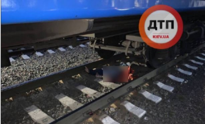 В Киеве смертельное ЧП на железнодорожных путях парализовало движение поездов: фото