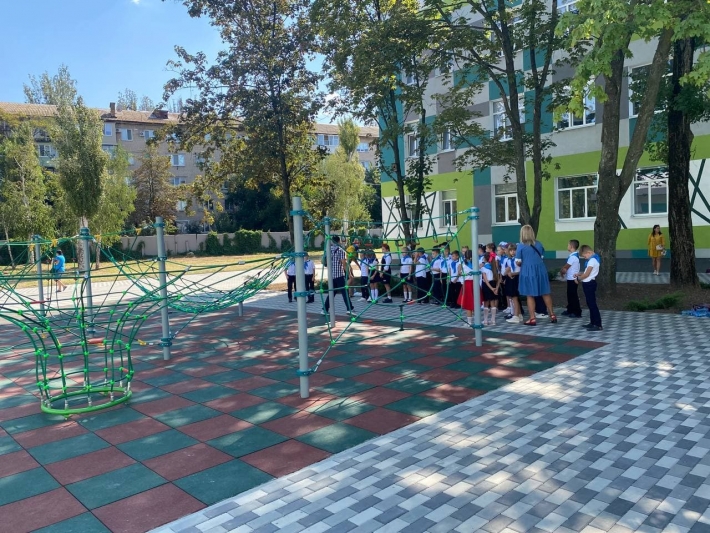 В школе Мелитополя появились площадки для детей, которых нет даже в центральном городском парке (фото, видео)