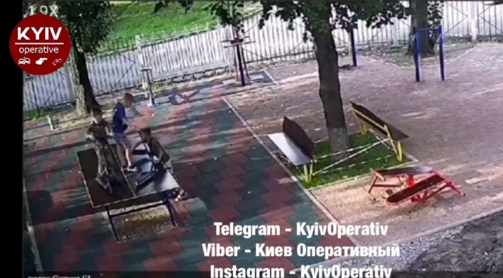 В Киеве заметили группу школьников-"вандалов" на детской площадке: видео
