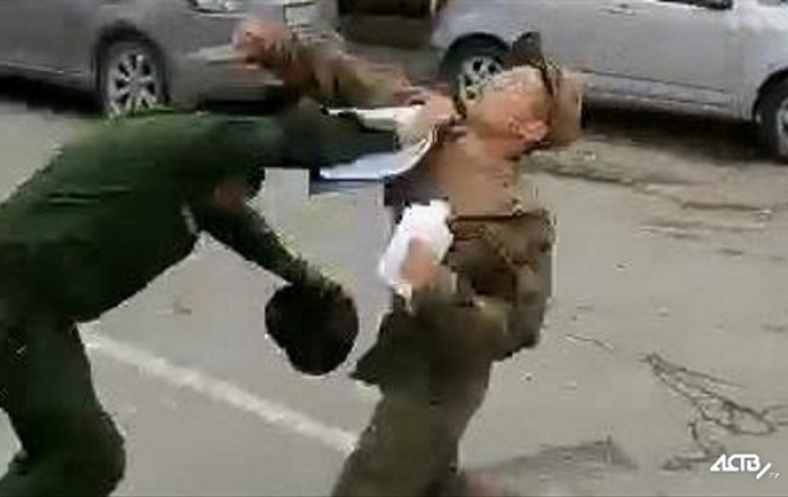 В России солдат избил военных комендантов прямо на улице (видео)