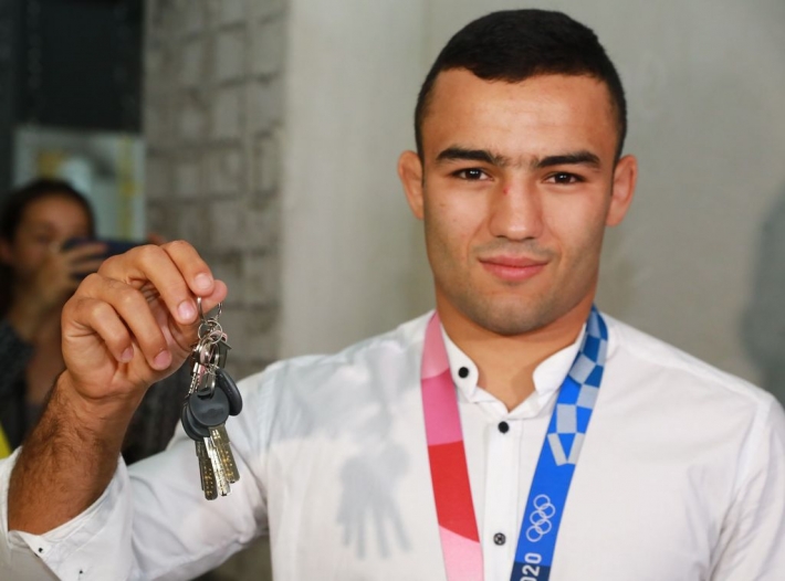В Запорожье призёру Олимпийских игр вручили ключи от квартиры