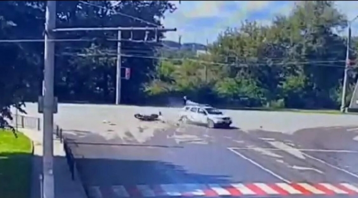 Стали поперек дороги: на Ивано-Франковщине мотоциклист влетел в машину патрульных и попал на видео