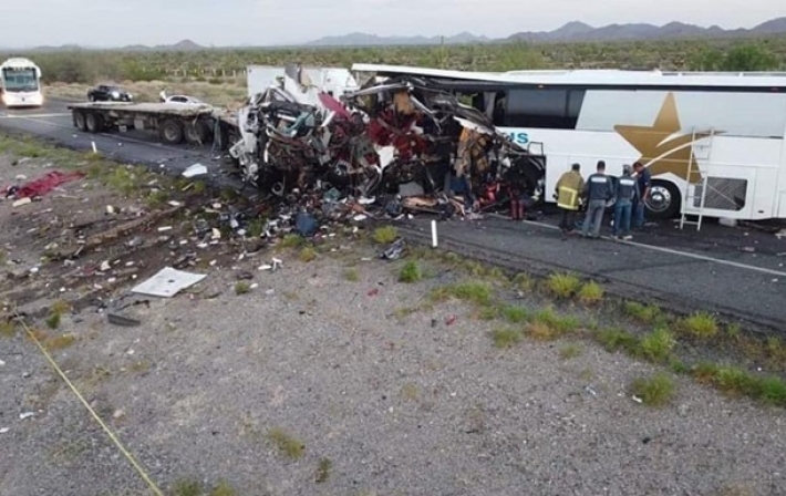 В Мексике столкнулись автобус и фура: 16 погибших (фото)