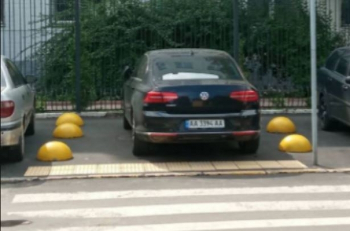 Наглости нет предела: в Киеве герой парковки оставил авто в самом неудачном месте