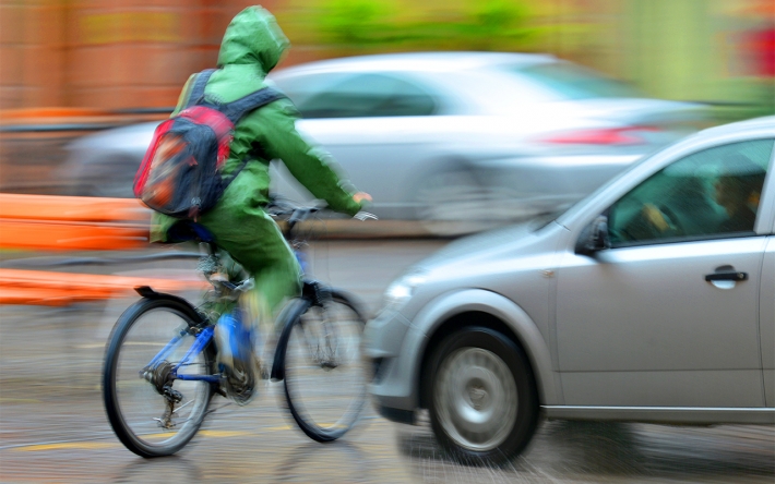 "Отомстил" фуре и заблокировал троллейбусы: в Киеве велосипедист перекрыл движение на оживленной трассе, видео