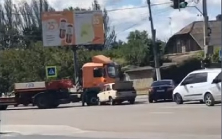 В Мелитополе легковушка влетела в грузовик (видео)