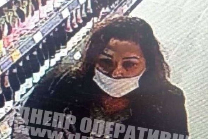 В центре Днепра незнакомка украла у женщины телефон в супермаркете: видео