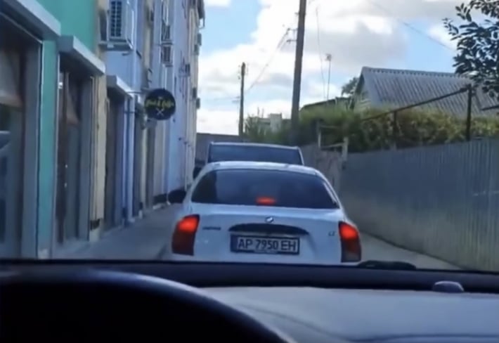 В Мелитополе водители не хотели друг друга пропускать и заблокировали движение (видео)