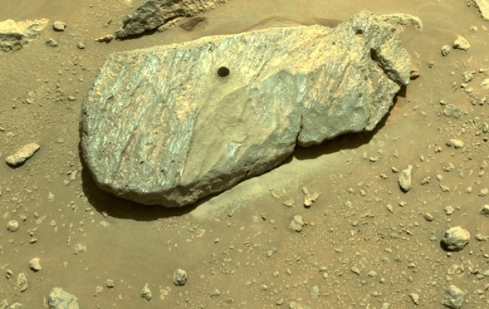 Марсоход NASA добыл первый образец породы (видео)