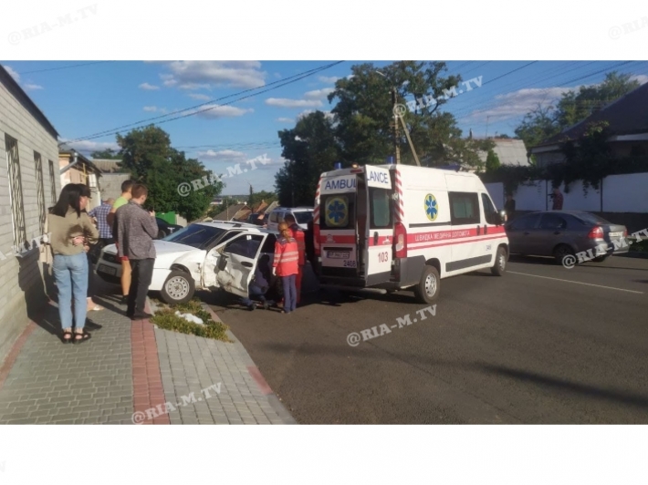В Мелитополе ВАЗ влетел на тротуар после столкновения с Ауди - водитель еле стоял на ногах (фото)