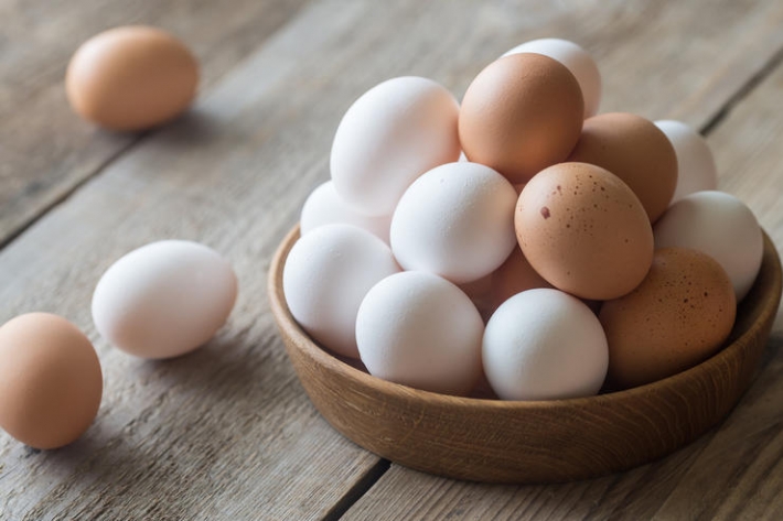 Белые или коричневые: в чем разница и от чего зависит цвет куриных яиц