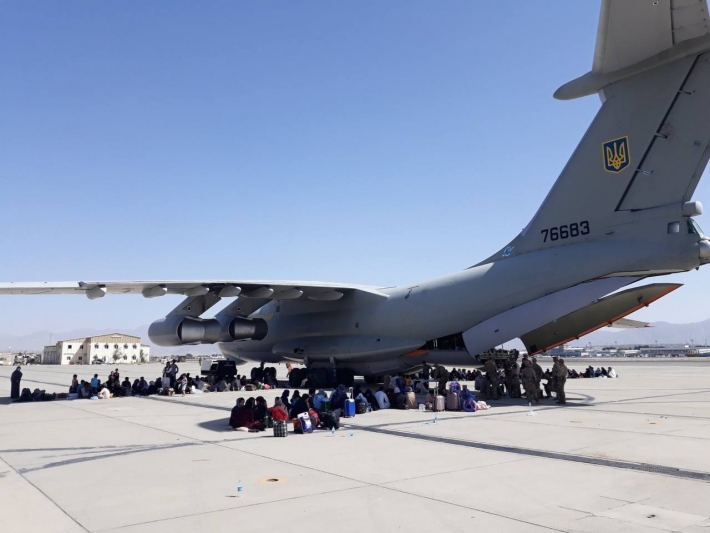 В ожидании эвакуации - опубликованы трогательные фото, сделанные экипажем ИЛ-76МД в Кабуле