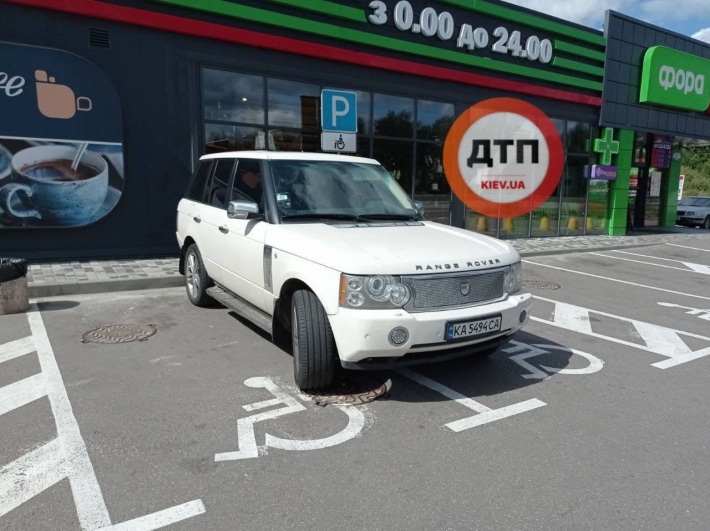 В Киеве заметили наглого героя парковки с "инвалидностью" на дорогом авто: фото