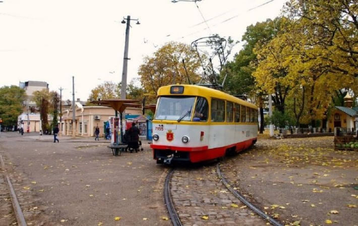 В Одессе трамвай сошел с рельсов и сбил пешехода (фото, видео)