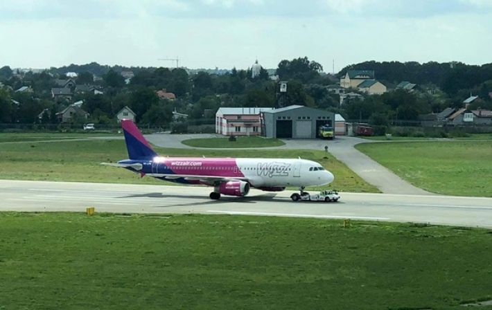 Самолет совершил экстренную посадку во Львове