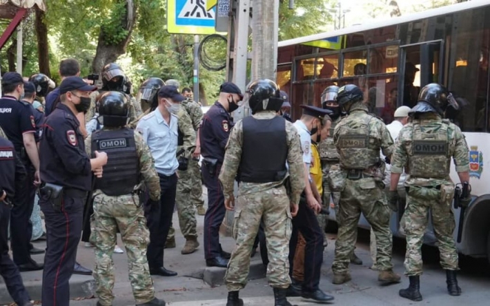 В оккупированном Крыму у здания ФСБ РФ задержали более 40 человек (фото, видео)