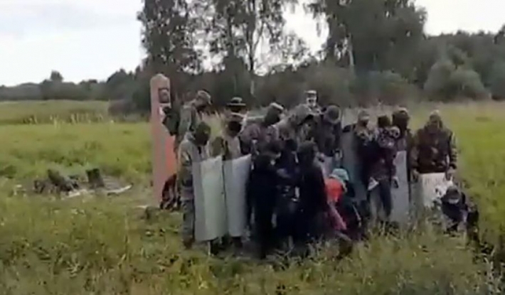 Беларусь выталкивает мигрантов через границу с Литвой. ВИДЕО