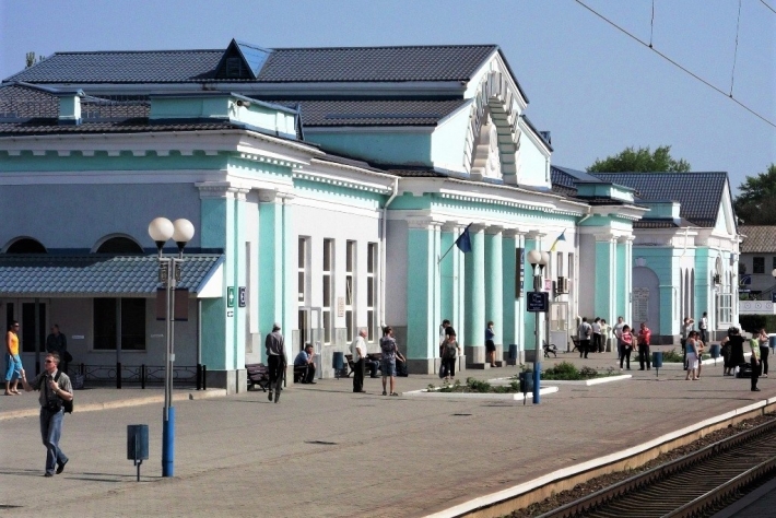 В Мелитополе железнодорожный вокзал зарос амброзией (фото)