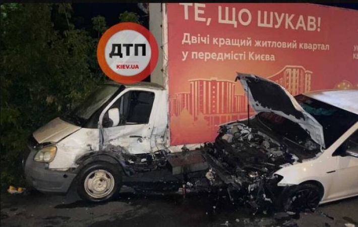Неудачные гонки: в Киеве лихач за рулем устроил масштабный погром на дороге, фото