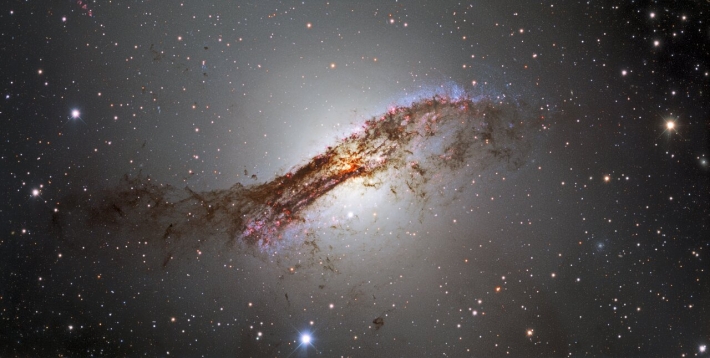 Как выглядит одна из самых близких к Млечному Пути галактик: астрономы показали детальное фото