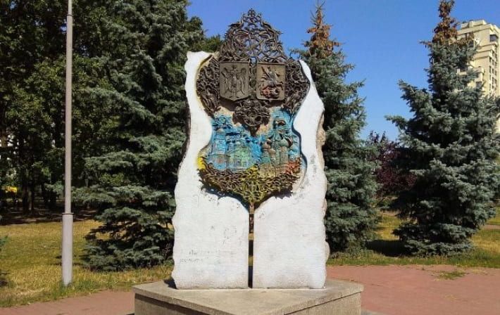 В Киеве снесли памятник в честь дружбы с Москвой: куска гранита больше нет