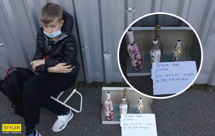 Продает бутылки и принимает заказы: в Киеве возле супермаркета заметили школьника-предпринимателя