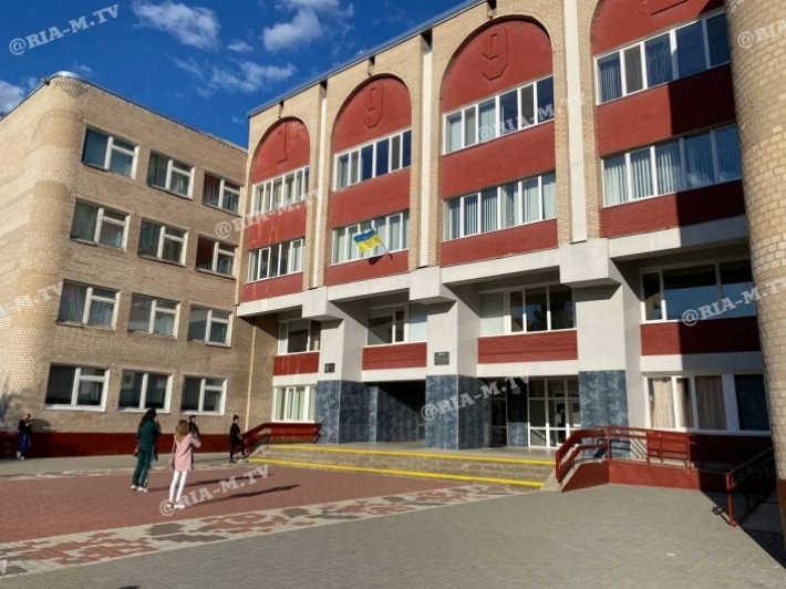 В Мелитополе за грантовые средства меняют все окна в школе (фото)