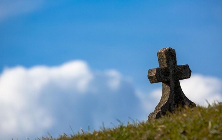 Житель Львова устроил нелегальное кладбище на захваченной земле
