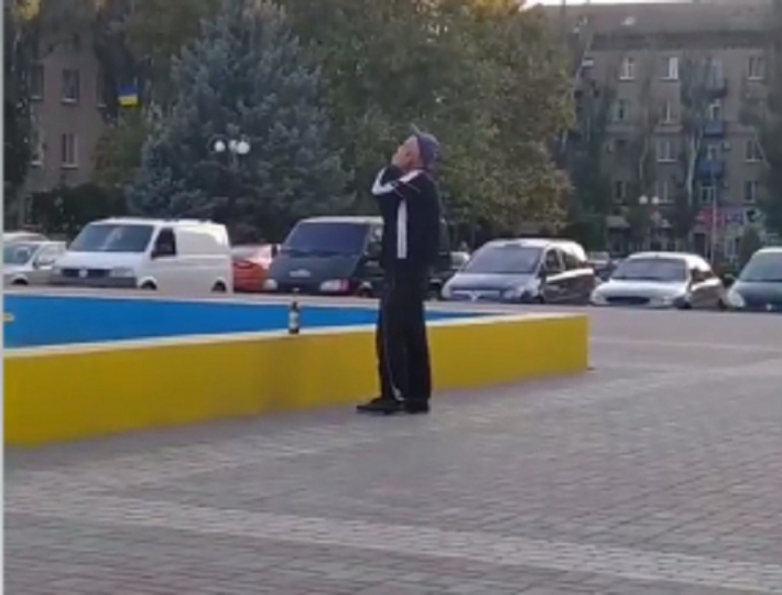 В Мелитополе мужчина ловил кайф прямо в центре города (видео)