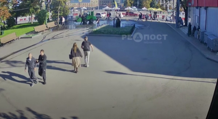 В центре Харькова трое парней напали на коммунальщиков: дерзкий инцидент попал на видео