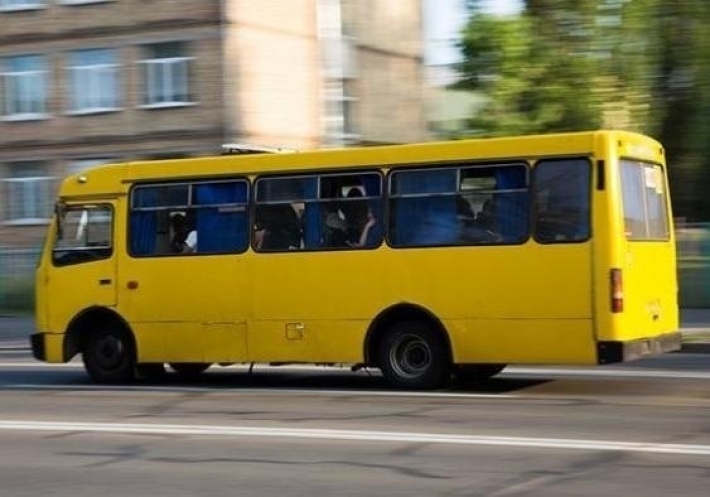 В Киеве маршрутка врезалась в столб, есть раненые: видео