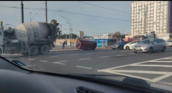 ДТП с переворотом заблокировало важный транспортный узел в Киеве: фото и видео
