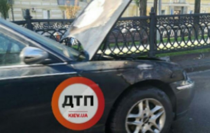 В центре Киева на ходу загорелось элитное авто: видео