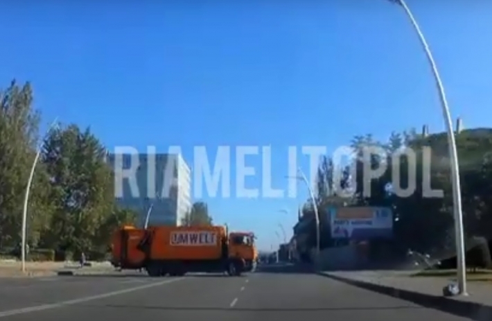В Мелитополе мусоровоз "закладывал виражи" на центральном проспекте (видео)