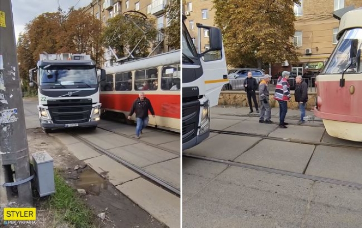 В Киеве водители трамвая и мусоровоза прямо на дороге устроили драку: эпическое видео