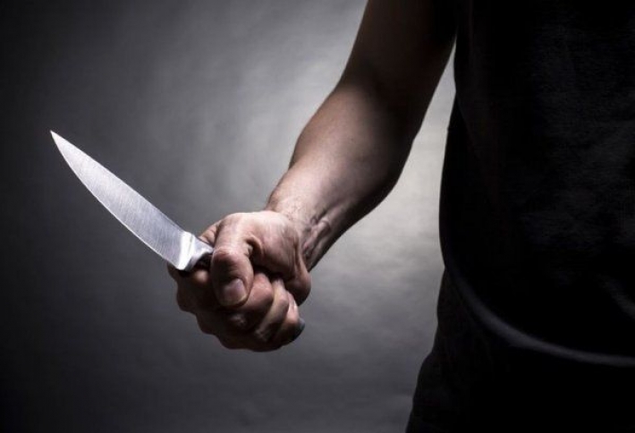 В Мелитополе на девушку напали двое с ножом. На помощь пришел 