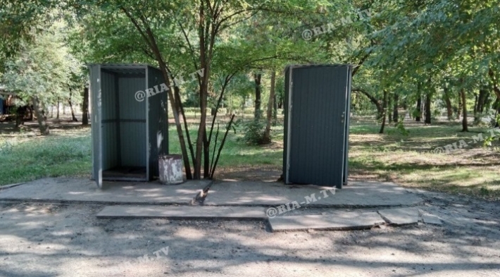 Жители Мелитополя жалуются на снос бесплатного туалета в парке