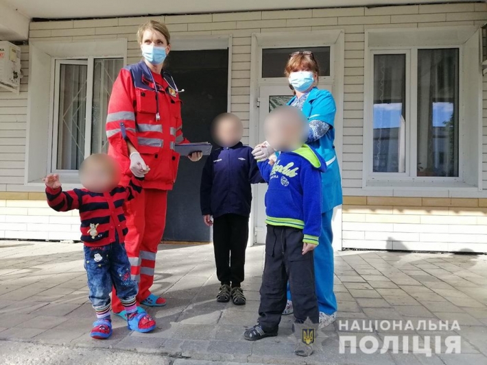 В Запорожье в условиях антисанитарии в квартире проживало 10 детей