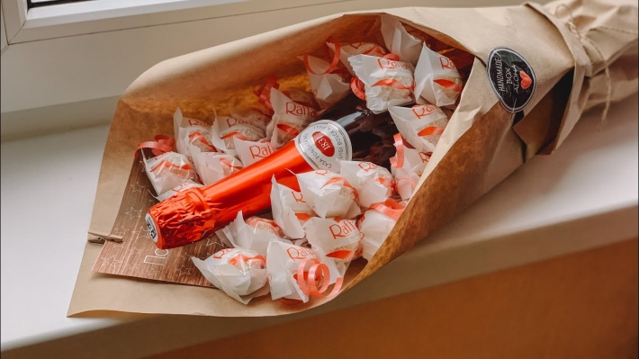 Курьезы. В Мелитополе парень купил девушке в АТБ надкусанные конфеты (фото)