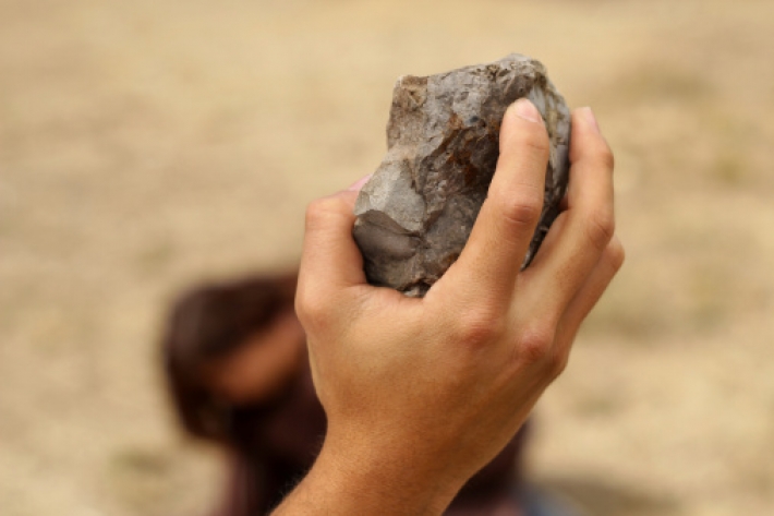 В Мелитополе женщина бросала камни в прохожих (видео 18+)