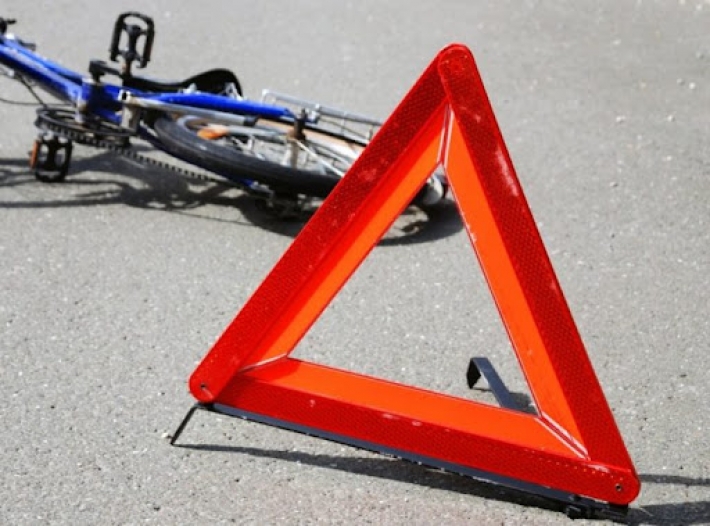 В Мелитополе дети на велосипеде едва не угодили под колеса авто (видео)